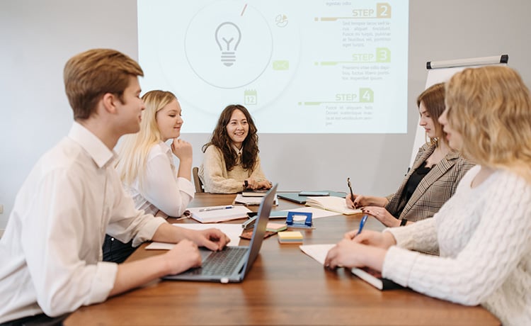 De l’encadrement pour guider les natifs digitaux… mais pas de management vertical