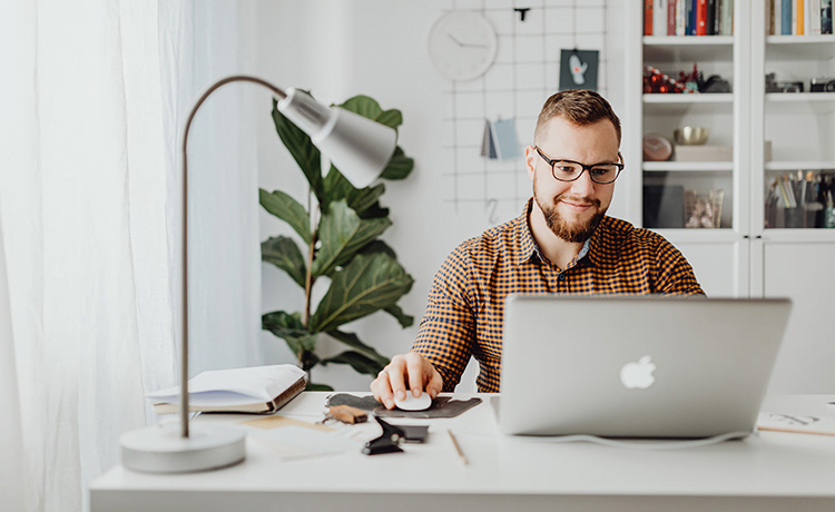 Travailler son attitude, sa posture et son regard pour être à l’aise en donnant une formation en ligne