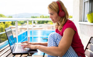 Télétravail depuis l’étranger : comment gérer un collaborateur nomade ?