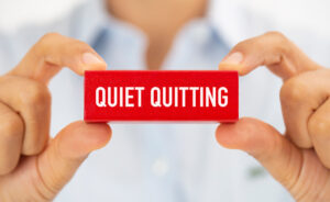 Démission silencieuse ou quite quitting : définition, explications et solutions