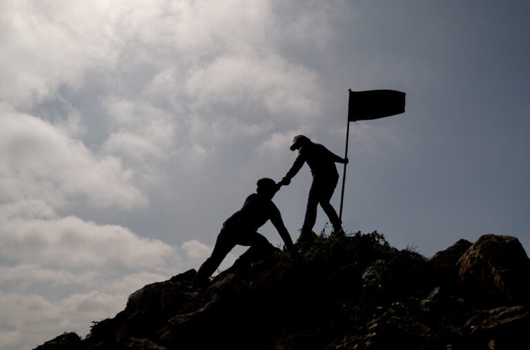 Crise-silhouette-image-of-one-friend-with-flag-try-to-pu-2023-11-27-05-20-42-utc