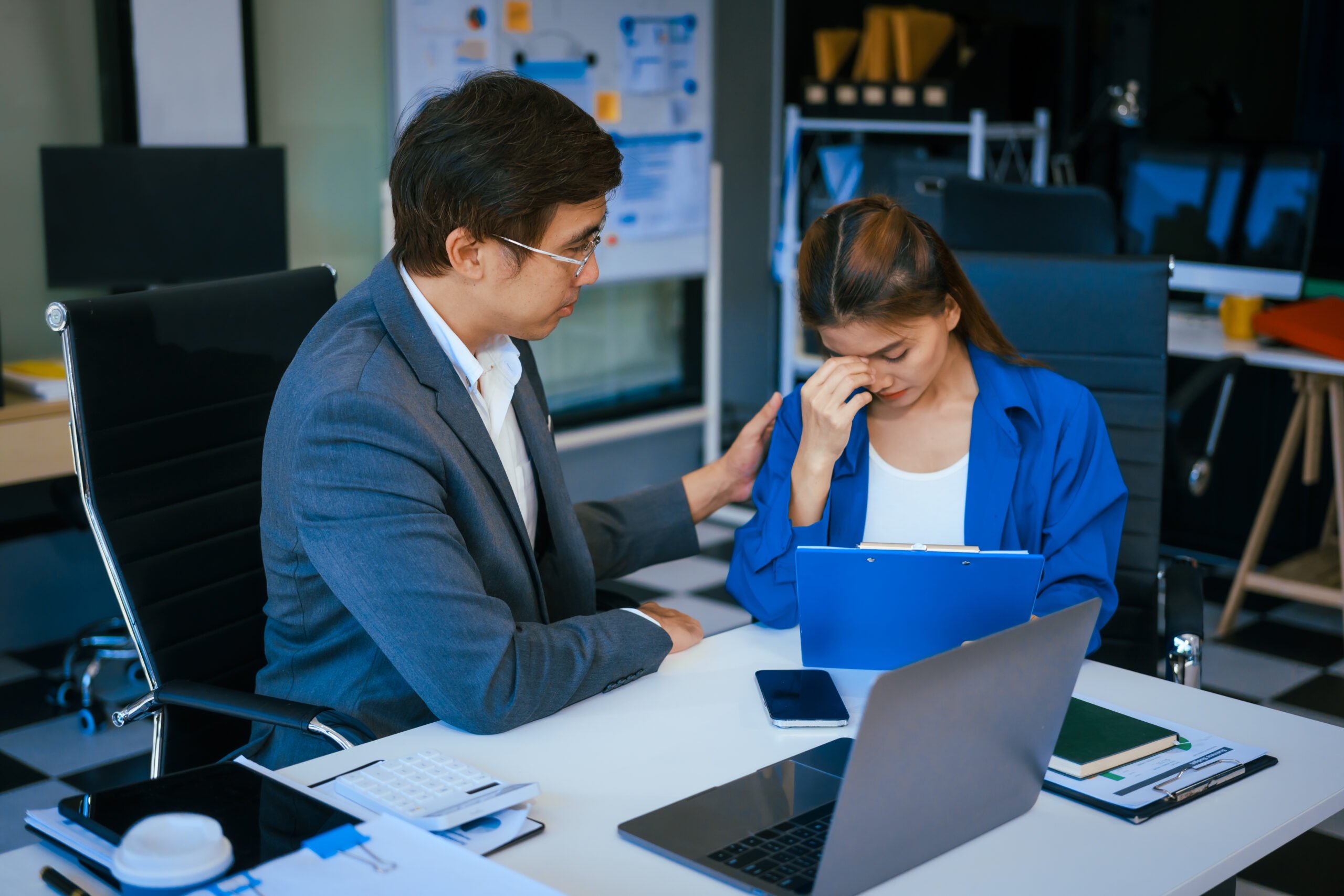 Manager et collaboratrice sous pression au bureau, illustrant le burnout silencieux du manager