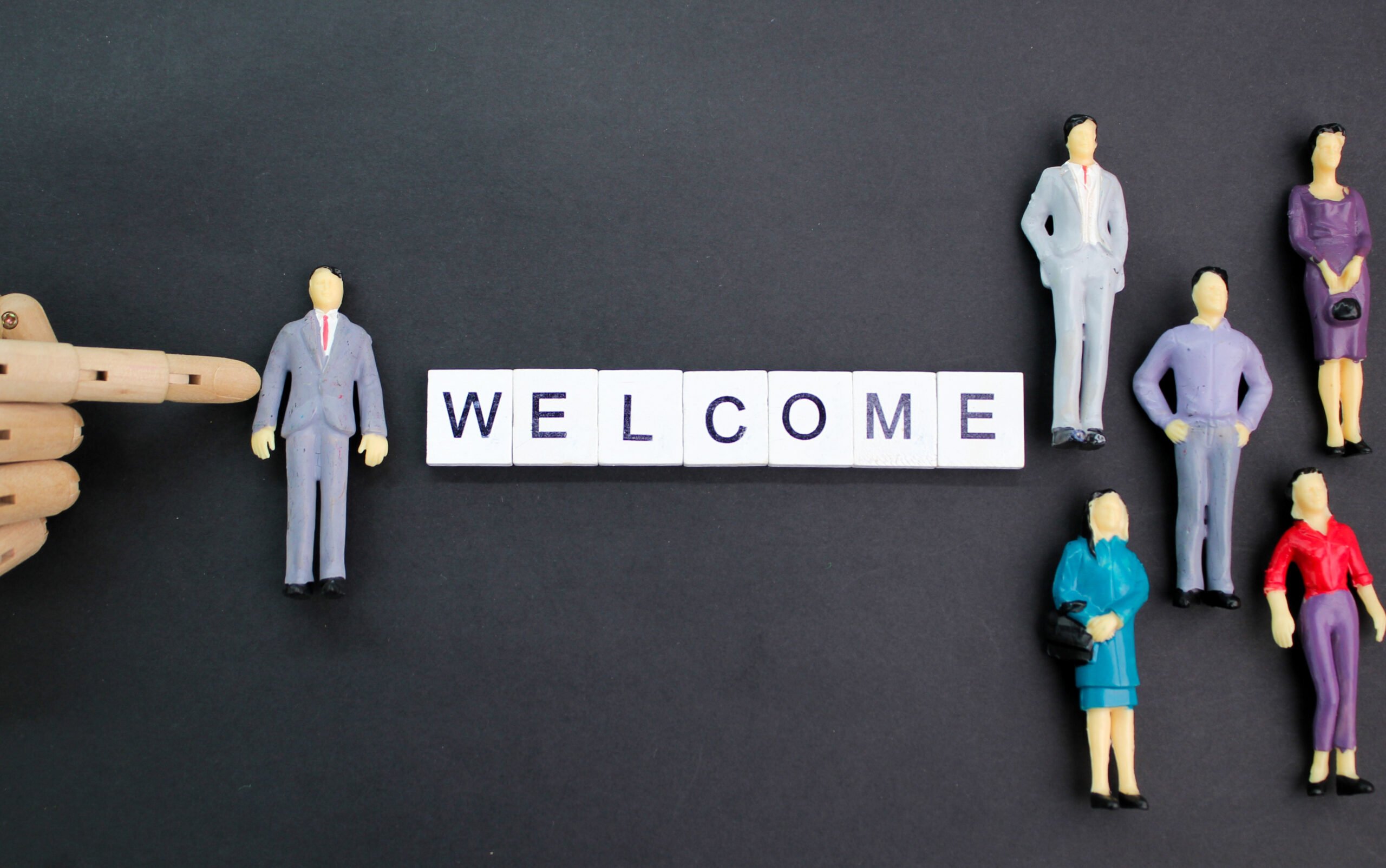Des figurines représentant des collaborateurs professionnels sont disposées autour du mot 