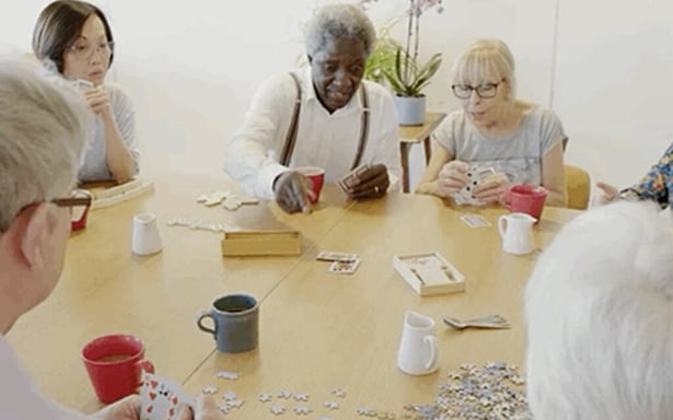 Un groupe réuni autour d'une table lors d'une activité collective