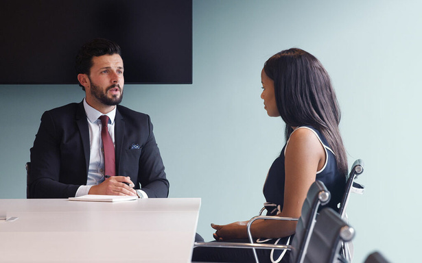 Un manager conduit un entretien d'évaluation avec une collaboratrice