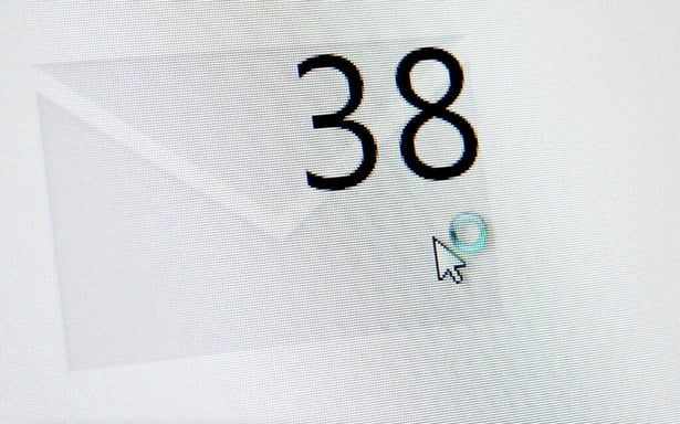 Enveloppe de messagerie affichant un compteur de messages non lus