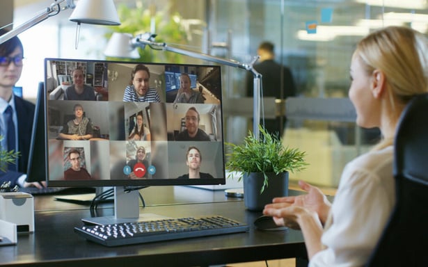 Écran de visioconférence réunissant une équipe en travail hybride