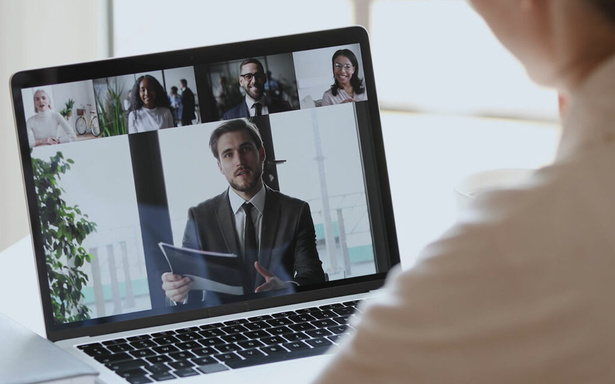 Réunion d'équipe en visioconférence sur une tablette
