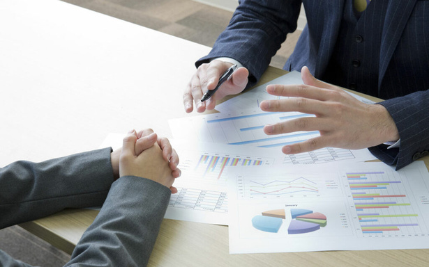 Négociation commerciale autour de documents et graphiques